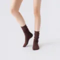 Bruine slouch yoga sokken voor vrouwen, antislip pilates sokken, comfortabele kousen. - Eén maat / Donker Koffie