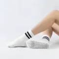Chaussettes de yoga antidérapantes blanches avec bandes noires pour fitness et pilates. - Taille unique / Style à double barre - Blanc