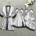 Gedetailleerd overzicht van de vierdelige sexy dames pyjama set met fijne zwarte kant. - Zilverijs