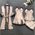 Champagne satijnen 4-delige dames pyjamaset met elegante zwarte kanten afwerking en comfort. - Champagne