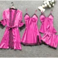 Satijnen pyjamaset van 4 stuks met ochtendjas, nachtjapon, topje en short in felroze kleur. - Rozerood