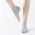 Lichtgrijze tenensokken met anti-slip noppen en dubbele hiel voor yoga en sportactiviteiten. - Eén maat / Lichtgrijs