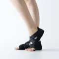 Black yoga shoes for women, non-slip pilates and fitness training socks with cross straps - Size S (EU 35-36) / Black