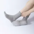 Comode calze da yoga grigie con pallini antiscivolo e graziosi polsini con volant. - Taglia unica / Grigio chiaro