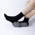 Calzini da yoga antiscivolo neri con pallini in silicone bianchi traspiranti. - Taglia unica / Nero