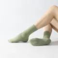 Lichtgroene antislip yogasokken voor dames, ademende pilates sokken met noppen. - Eén maat / Bonengroen
