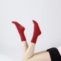 Calcetines de yoga antideslizantes rojos para mujer, calcetines transpirables para pilates y fitness. - Rojo Brillante