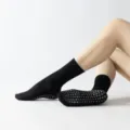 Zwarte antislip yogasokken met grijskleurige grip-stippen voor pilates, fitness en sport. - Eén maat / Zwart