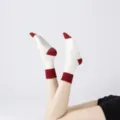 Calcetines de yoga antideslizantes en rojo y blanco, con puntos para mayor estabilidad. - Base blanca combinada