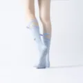Lichtblauwe yogasokken met bandjes en antislipzool, ideaal voor pilates, dans en fitness. - Eén maat / Babyblauw