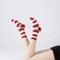 Calcetines de yoga a rayas rojas y blancas con puntos antideslizantes para deporte variante. - Raya Roja