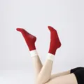 Calcetines de yoga rojos y blancos con puntos antideslizantes, variante deportiva. - Base roja combinada