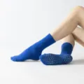 Blue non-slip yoga socks with grip dots for pilates, fitness, and home exercise training. - One Size / Klein Blue