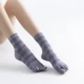 Purple striped five-toe yoga socks with cute cat design, anti-slip mid-calf pilates socks. - Purple Marled