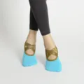 Calcetines de yoga azules antideslizantes con tiras cruzadas doradas para fitness. - Talla única / Azul de Ensueño