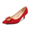 Zapatos de tacón rojo con punta fina y hebilla dorada elegante para ocasiones. - 35 / Rojo