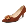 Zapatos de tacón marrón con punta fina y hebilla dorada, calzado elegante para mujer. - 35 / Marrón