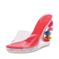 Transparente Keilabsatz Sandalen für Damen mit PVC Riemen und bunten Blumen Anhängern. - 35 / Rot