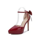 Rote Lackleder High Heels mit Plateau, Stilettoabsatz, spitzer Toe und süßer Schleife. - Burgunderrot