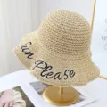 Cappello da pescatore in paglia intrecciata da donna con ricamo di lettere per le vacanze. - Regolabile (54-58cm) / Beige
