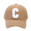 Cómoda gorra de béisbol de borreguito teddy en color camel con parche de letra C blanca. - Talla única / Caqui