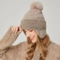 Detailansicht der kuscheligen Winter Strickmütze mit warmen Ohrklappen und Flauschpompon. - M (54-58cm) / Khaki
