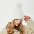 Winter warme gefütterte Ohrenklappenmütze Detailansicht, weiße Strickmütze mit Bommel für Damen. - M (54-58cm) / Weiß