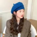 Primer plano de boina de punto azul, sombrero de lana acogedor para otoño e invierno. - M (54-58cm) / Azul