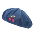 Blauwe denim baret voor vrouwen met schattig geborduurd kersenontwerp, stijlvolle baret hoed. - Kersenpatroon / Middelblauw