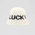 Damen flauschiger Bucket Hat Winter warme Strickmuetze mit schwarzem Lucky Buchstaben - Gebrochenes Weiß