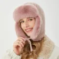 Λεπτομέρεια ροζ χειμερινού σκουφιού ushanka με χνουδωτά αυτιά και πλεκτό ύφασμα. - M (54-58cm) / Ροζ