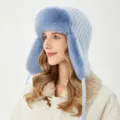 Vue détaillée de la chapka en peluche d'hiver, texture tricotée douce et doublure chaude. - M (54-58cm) / Bleu