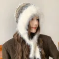 Detalle de gorro trampero de felpa de invierno, vista de orejeras de piel sintetica suave. - M (54-58cm) / Caqui