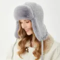 Bonnet trappeur d'hiver gris pour femme avec cache-oreilles en peluche et tricot chaud. - M (54-58cm) / Gris clair