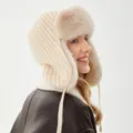 Vue détaillée du bonnet aviateur en fausse fourrure beige crème et tricot pour l'hiver. - M (54-58cm) / Beige
