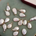 Perlas barrocas naturales en forma de gota con borde dorado colgantes para joyería DIY. - Colgante Solo (1-19) / Blanco Natural