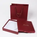 Burgunderrotes Schmuckgeschenkbox-Set Detail, elegante Verpackung mit Tragetasche und weißem Einsatz. - Große Quadratische Box Und Tragetasche / Burgunderrot