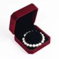 Elegante rote Samtschmuckschatulle mit weißem Perlenarmband für Geschenkpräsentation. - Samt Armband Box / Burgunderrot