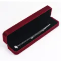 Silber Anhänger Halskette präsentiert in einer eleganten roten Samt Schmuckschatulle. - Samt Lange Kette Box / Burgunderrot