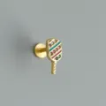 Primo piano dettagliato di un simpatico orecchino a forma di racchetta con pietre colorate. - Stile Racchetta / Argento 925 / Oro