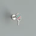 Primo piano di un orecchino a lobo in argento sterling a forma di racchetta da pickleball. - Stile Racchetta / Argento 925 / Oro bianco