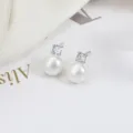 Klassische Diana Perlenohrstücke mit Süßwasserperlen und 925er Silberstiften mit Zirkoniasteinen. - Silberne Basis / Natürliches Weiß