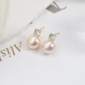 Elegante Süßwasserperle Ohrstecker mit glänzenden Kristallakzenten für moderne Damen. - Goldene Basis / Natürliches Rosa Orange