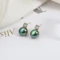 Klassische Pfauengrüne Perlen Ohrstecker mit funkelndem Zirkonia und 925er Silber Nadeln. - Goldene Basis / Gefärbte Tahiti-Farbe