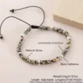 Bracciale regolabile intrecciato con perle in pietra naturale e dettagli in pietra. - Pietra Maculata (NAO10-5)