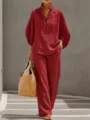 Detailansicht des eleganten Leinen-Zweiteilers für Damen, stilvolles Hemd mit langer Hose. - S / Oberteil und Hose / Burgunderrot
