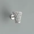 Dettaglio in primo piano dell'orecchino a lobo con vite posteriore piatta a forma di canestro. - Stile Canestro / Argento 925 / Oro bianco