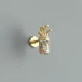 Primo piano di un piercing per orecchio in argento s925 dorato a forma di golf con zirconi. - Design a mazza da golf / Argento 925 / Oro