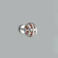 Orecchino lobo pallacanestro in argento S925 con zirconi arancioni vista ravvicinata - Forma da Basket / Argento 925 / Oro bianco