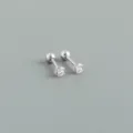 Vista dettagliata dei semplici orecchini a lobo in argento 925 con zircone rotondo. - 3mm / Oro bianco
